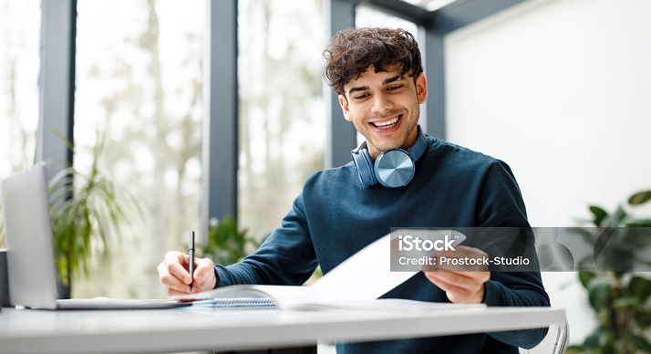 /_resources/images/stock/headphones-student.png