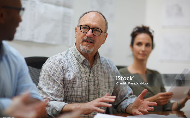 /_resources/images/stock/man-in-meeting.png